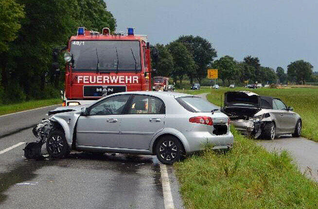 Nach dem Unfall wurden ein 77-Jähriger und eine 72-Jährige schwer verletzt ins Kranknehaus gebracht.