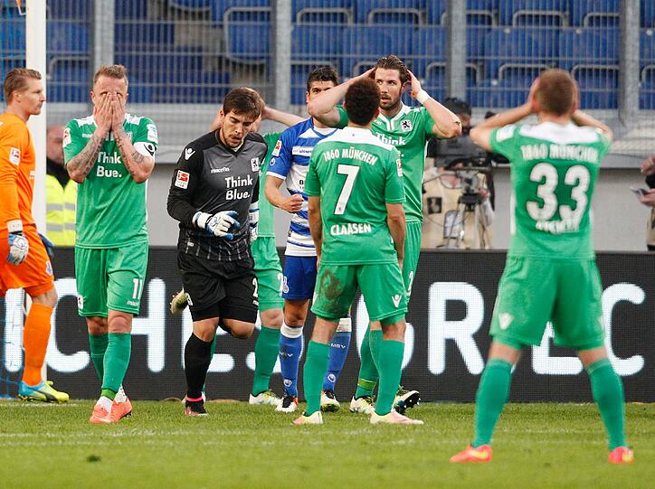 Fassungslos: Die Löwen nach der 1:2-Niederlage gegen den MSV Duisburg am Freitag.