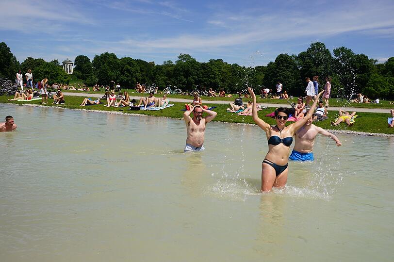 Eine der beliebtesten Anlaufstellen bei schönem Wetter: der Eisbach im englischen Garten.