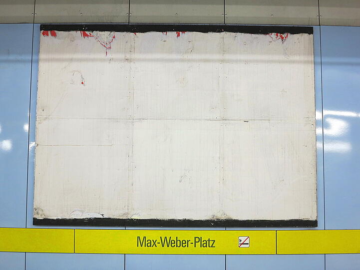 Manche Flächen an der Wand zeigen gar keine Werbung mehr.