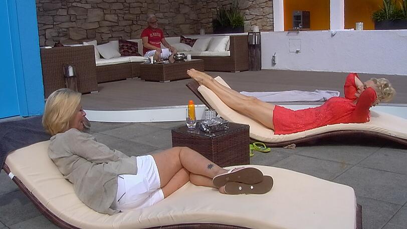 Anja Schüte (vorne) und Desiree Nick in Lästerlaune.