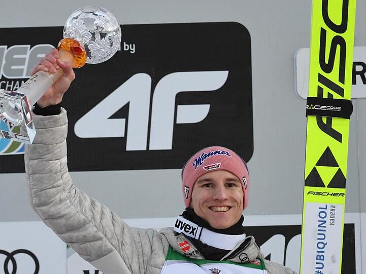 Karl Geiger, Skispringer aus Deutschland, jubelt bei der Siegerehrung über den zweiten Platz. Foto: Angelika Warmuth/dpa