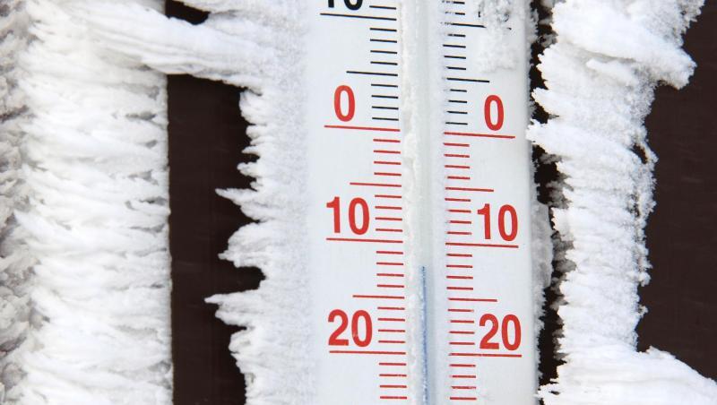 Ein mit Eis bedecktes Thermometer zeigt Minusgrade an. Foto: Matthias Bein/Archiv Ein mit Eis bedecktes Thermometer zeigt Minusgrade an. Foto: Matthias Bein/Archiv