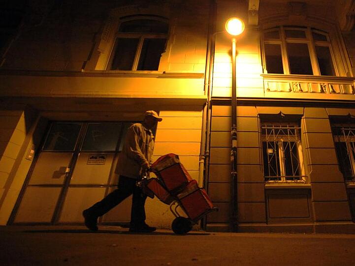 Ein Zusteller trägt in den frühen Morgenstunden Zeitungen aus. 3,4 Millionen Menschen in Deutschland haben mehr als eine Arbeit.