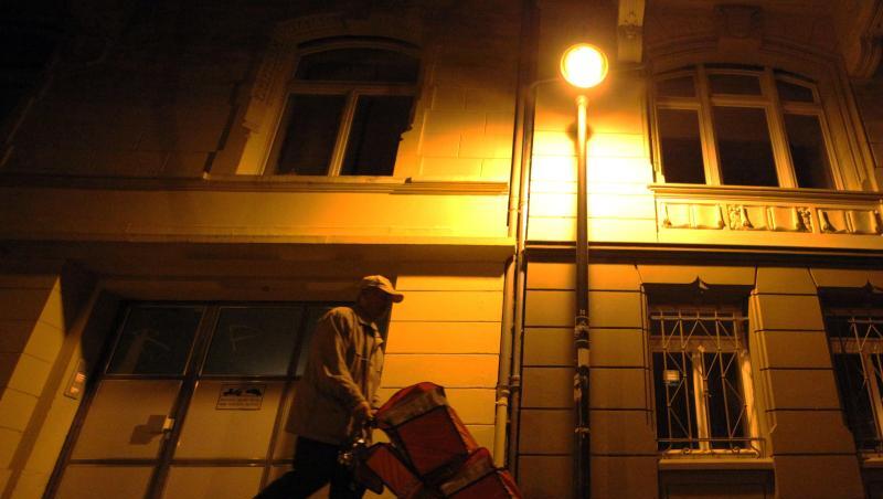 Ein Zusteller trägt in den frühen Morgenstunden Zeitungen aus. 3,4 Millionen Menschen in Deutschland haben mehr als eine Arbeit. Ein Zusteller trägt in den frühen Morgenstunden Zeitungen aus. 3,4 Millionen Menschen in Deutschland haben mehr als eine Arbeit.