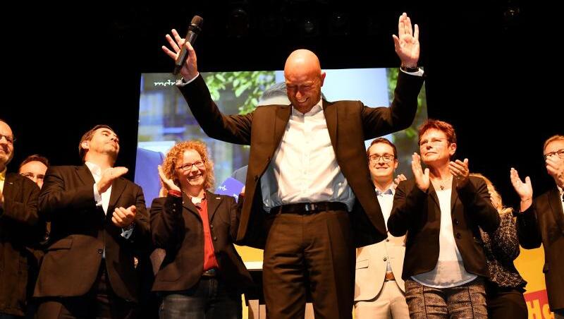 Jetzt hat er es tatsächlich geschafft: FDP-Spitzenkandidat Thomas Kemmerich bei der FDP-Wahlparty nach der Bekanntgabe der ersten Ergebnisse. Jetzt hat er es tatsächlich geschafft: FDP-Spitzenkandidat Thomas Kemmerich bei der FDP-Wahlparty nach der Bekanntgabe der ersten Ergebnisse.