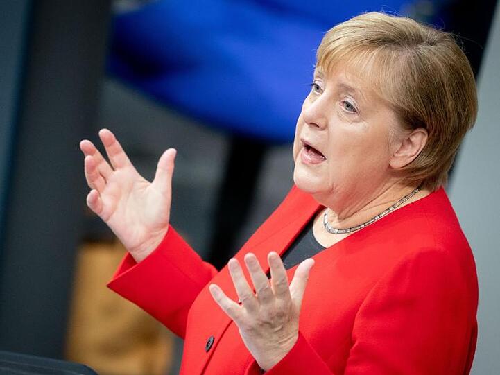 Bundeskanzlerin Angela Merkel spricht im Bundestag während der Generaldebatte zum Bundeshaushalt 2020.