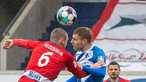 Heidenheims Patrick Mainka (l) und Darmstadts Felix Platte sind im Kopfballduell.
