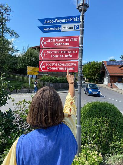 Das Rathaus und das Römermuseum haben in Seebruck nun auch lateinische Schilder. Das Rathaus und das Römermuseum haben in Seebruck nun auch lateinische Schilder.