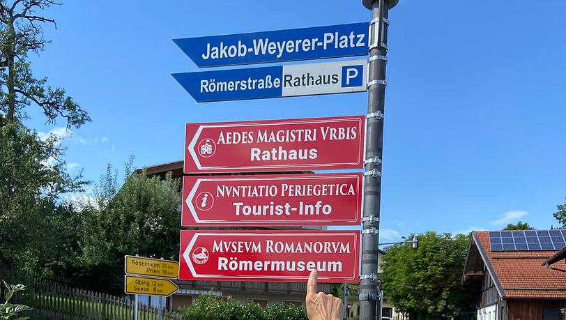 Das Rathaus und das Römermuseum haben in Seebruck nun auch lateinische Schilder.