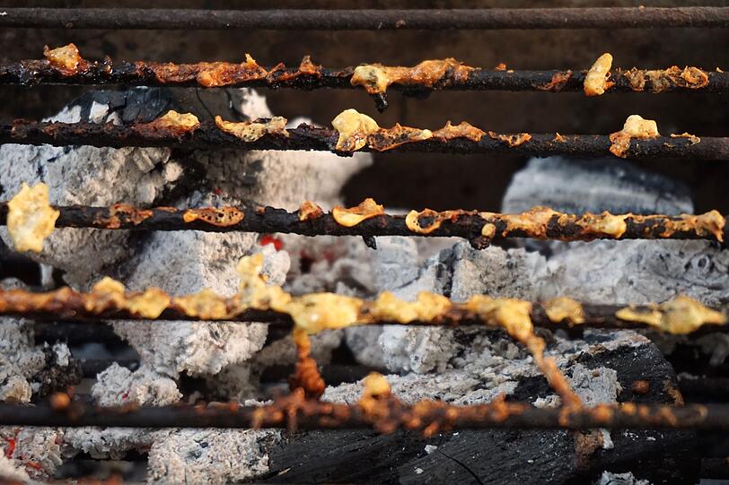 Ebenso wie beim Putzen des Bads gilt auch beim Reinigen des Grills: Je früher Sie sich darum kümmern, umso weniger Arbeit macht es Ihnen. Wenn Sie zu lange mit der Reinigung des Grillrostes warten, bekommen Sie die hartnäckigen Essensreste womöglich gar nicht mehr ab. Ebenso wie beim Putzen des Bads gilt auch beim Reinigen des Grills: Je früher Sie sich darum kümmern, umso weniger Arbeit macht es Ihnen. Wenn Sie zu lange mit der Reinigung des Grillrostes warten, bekommen Sie die hartnäckigen Essensreste womöglich gar nicht mehr ab.