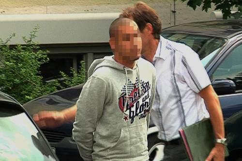 In Handschellen: Gestern wurde Ali Ö. zum Ermittlungsrichter gebracht. Dort schwieg der Junge mit dem kahlgeschorenen Kopf.