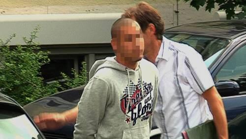 In Handschellen: Gestern wurde Ali Ö. zum Ermittlungsrichter gebracht. Dort schwieg der Junge mit dem kahlgeschorenen Kopf. In Handschellen: Gestern wurde Ali Ö. zum Ermittlungsrichter gebracht. Dort schwieg der Junge mit dem kahlgeschorenen Kopf.