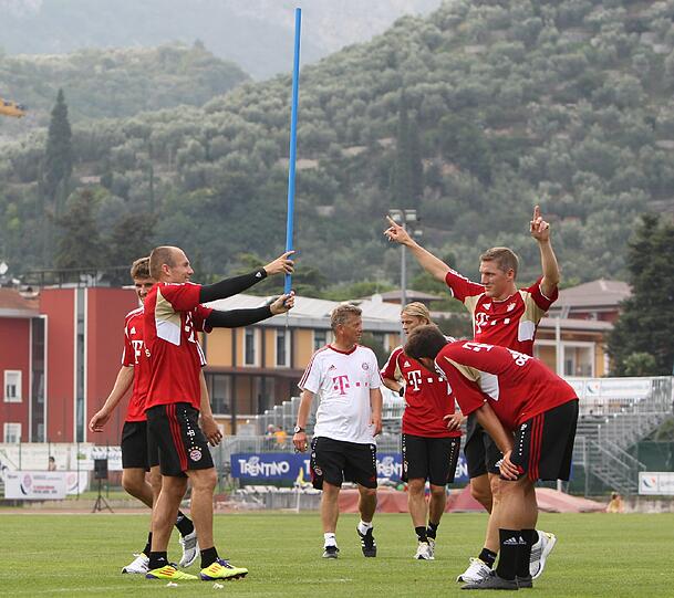 Ribéry ist wieder dabei, Lahm und Heynckes schreiben Autogramme, Neuer hechtet nach dem Ball: Bilder aus dem Trainingslager der Bayern am Gardasee