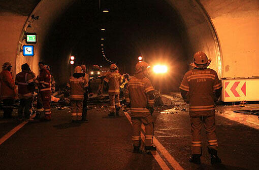 Drama im Lärchbergtunnel bei Lofer. Ein Münchner Ehepaar kam ums Leben. Die Bilder vom ausgebrannten Wrack des Autos.