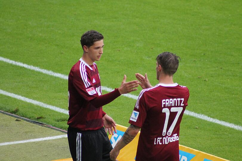 Mike Frantz wünscht dem Bundesliga-Debütanten Niklas Stark (links) unmittelbar vor dessen Einwechslung alles Gute.