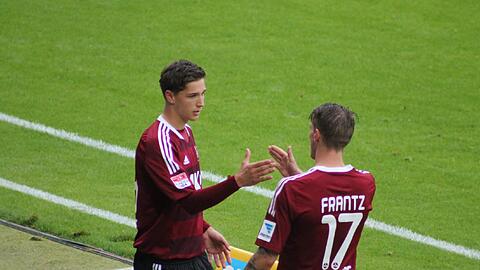 Mike Frantz wünscht dem Bundesliga-Debütanten Niklas Stark (links) unmittelbar vor dessen Einwechslung alles Gute.