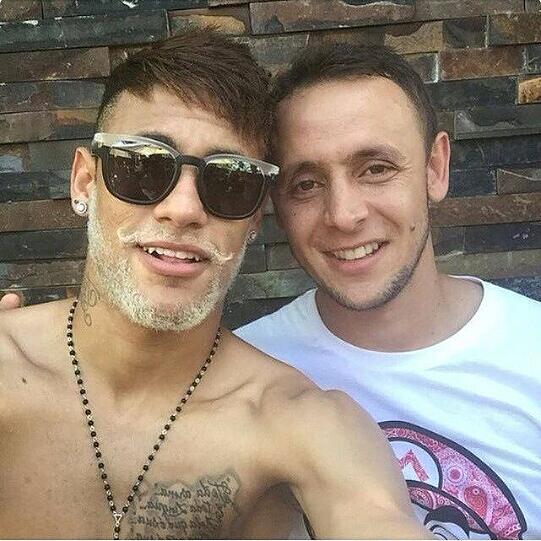 Vielleicht haben sie den Star auf dem Gruppenfoto bereits entdeckt - auch Barcelona-Profi Neymar war mit am Start.