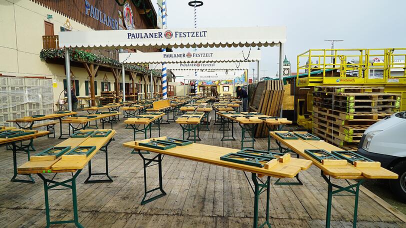 Bereits am Tag nach dem Wiesn-Kehraus haben die Abbau- und Aufräumarbeiten auf dem Oktoberfestgelände begonnen.