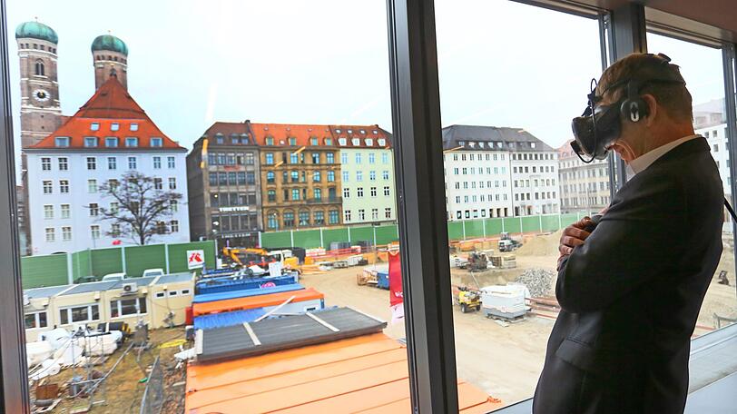 Na, dann lasst mal gucken: Der Bahn-Chef schaut sich in der VR-Brille an, wie der neue Bahnhof am Marienhof einmal ausschauen soll.