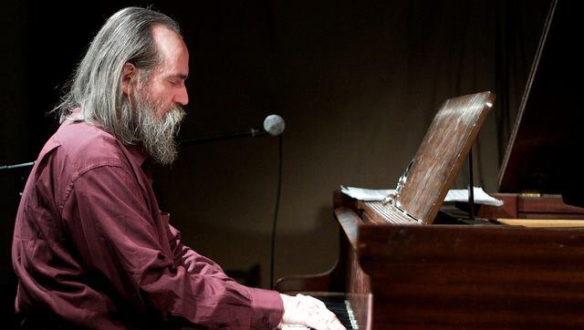 Fast andächtig am Klavier: Lubomyr Melnyk. Fast andächtig am Klavier: Lubomyr Melnyk.