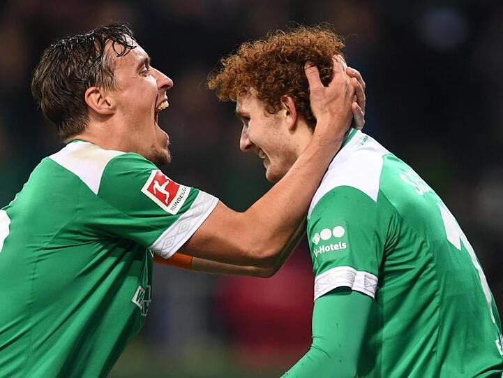 Max Kruse feiert Werder-Talent Josh Sargent (r) für dessen Tor zum 3:1 gegen Düsseldorf.