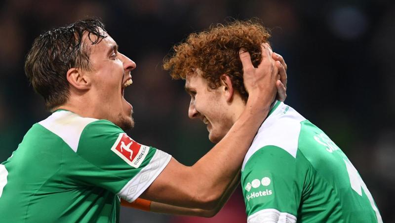 Max Kruse feiert Werder-Talent Josh Sargent (r) für dessen Tor zum 3:1 gegen Düsseldorf.