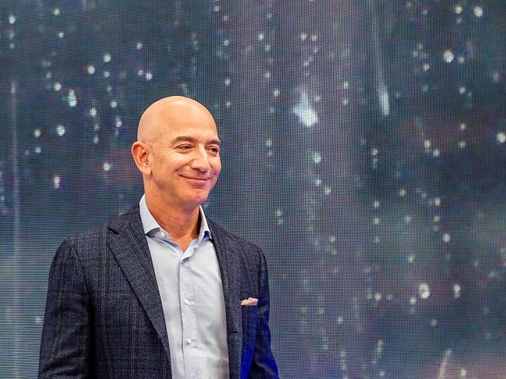 Jeff Bezos, Chef von Amazon hat gegen seinen Rivalen Microsoft in einem erbitterten Streit um die Auftragsvergabe des Pentagon einen Teilerfolg verbucht.