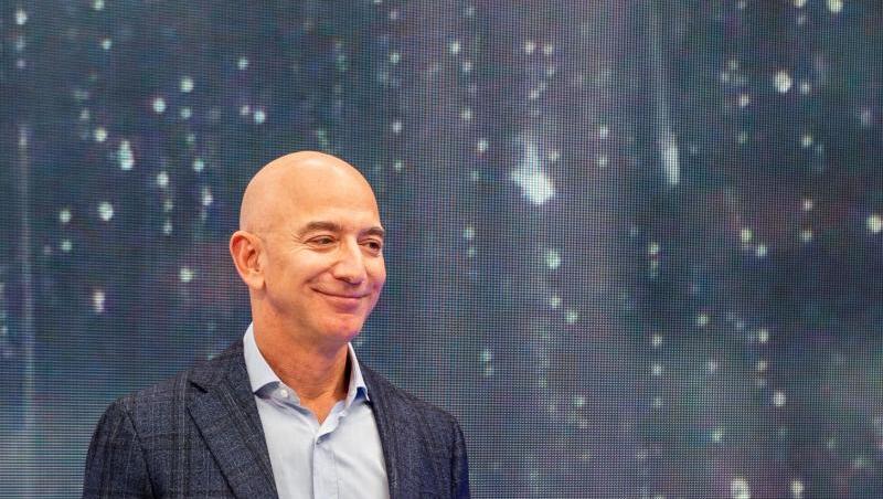 Jeff Bezos, Chef von Amazon hat gegen seinen Rivalen Microsoft in einem erbitterten Streit um die Auftragsvergabe des Pentagon einen Teilerfolg verbucht. Jeff Bezos, Chef von Amazon hat gegen seinen Rivalen Microsoft in einem erbitterten Streit um die Auftragsvergabe des Pentagon einen Teilerfolg verbucht.
