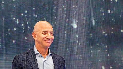 Jeff Bezos, Chef von Amazon hat gegen seinen Rivalen Microsoft in einem erbitterten Streit um die Auftragsvergabe des Pentagon einen Teilerfolg verbucht.