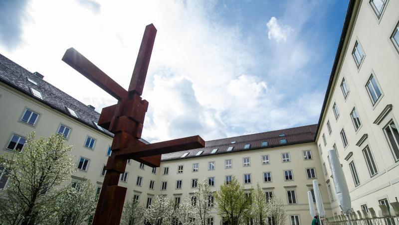 Ein Kreuz steht im Innenhof des Erzbistums München.