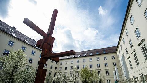 Ein Kreuz steht im Innenhof des Erzbistums München.