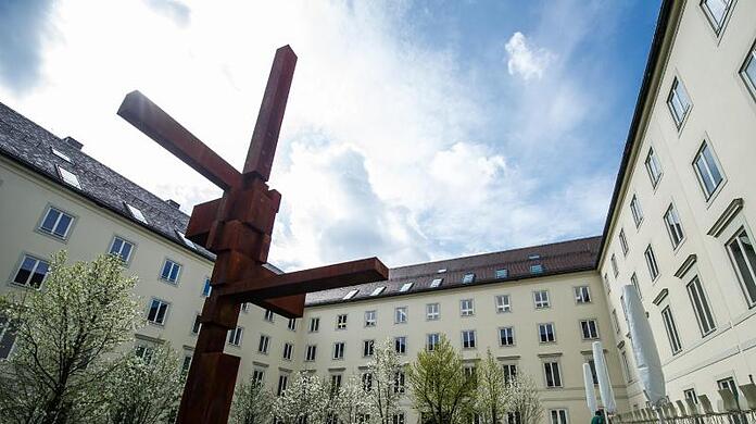 Ein Kreuz steht im Innenhof des Erzbistums München.