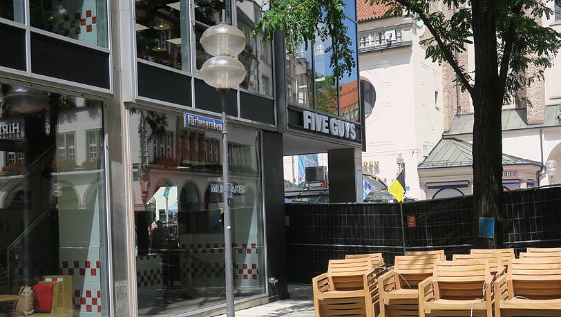 Die Stühle für die Five-Guys-Terrasse stehen schon bereit.