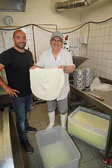 Eros Marone (l.) und sein Kumpel Nicola mit einem Mozzarella-Fladen.