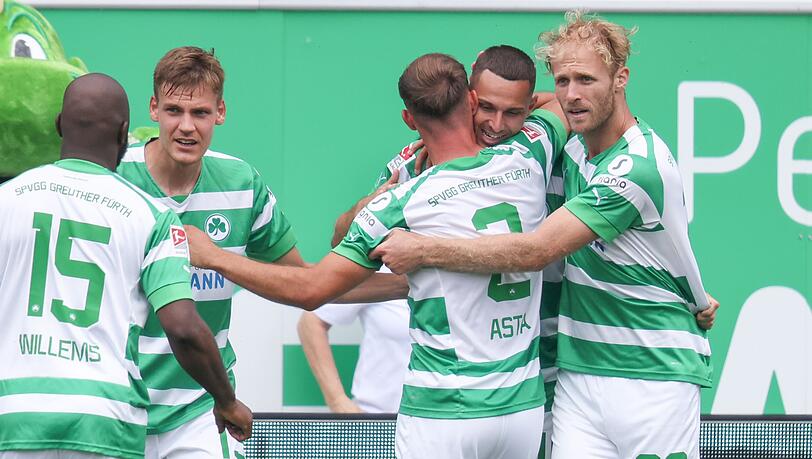 Der Fürther Branimir Hrgota (2.v.r.) jubelt mit seinen Kollegen Jetro Willems (l-r), Max Christiansen, Simon Asta und Sebastian Griesbeck über seinen Treffer zum 1:1.