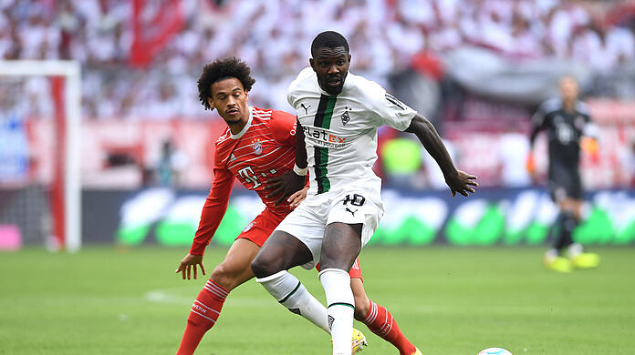 Leroy Sané im Duell mit Gladbachs Marcus Thuram.