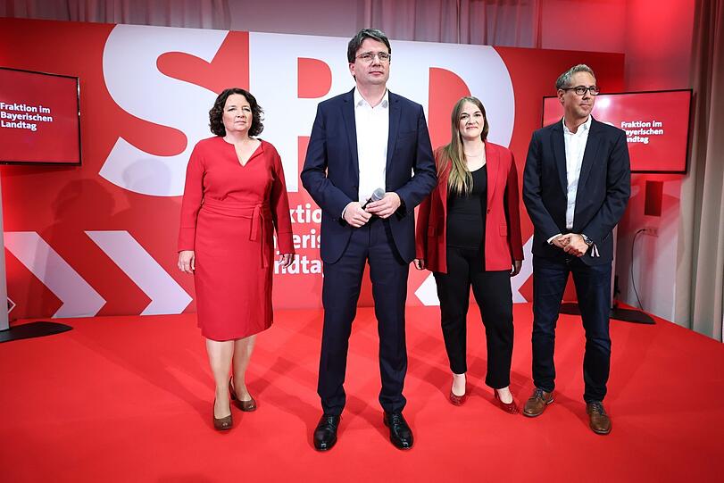 Florian von Brunn (Zweiter v.l.), Chef der SPD Bayern, spricht bei der Wahlparty zu seinen enttäuschten Genossen. Foto: Daniel Karmann/dpa