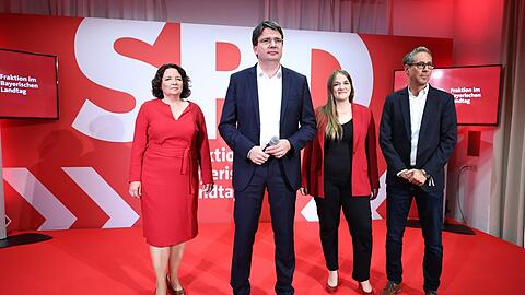 Florian von Brunn (Zweiter v.l.), Chef der SPD Bayern, spricht bei der Wahlparty zu seinen enttäuschten Genossen. Foto: Daniel Karmann/dpa