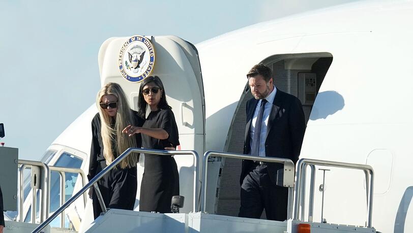 Vizepräsident JD Vance (r), Second Lady Usha Vance (M) und Erika Kirk. (Archivbild)