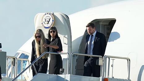 Vizepräsident JD Vance (r), Second Lady Usha Vance (M) und Erika Kirk. (Archivbild)