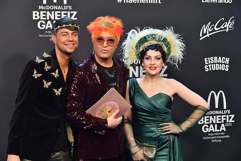 Julian F. M. Stoeckel (M.) war mit Freund Marcel Dammaschke (li.) angereist, Pauline Stolze posierte mit den beiden. Julian F. M. Stoeckel (M.) war mit Freund Marcel Dammaschke (li.) angereist, Pauline Stolze posierte mit den beiden.