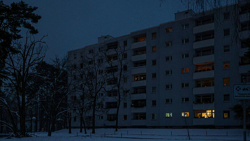 Stromausfall in Berlin Zehlendorf: Zehntausende Haushalte waren ab Samstagmorgen durch einen Sabotageakt ohne Strom, bei Minusgraden und Schneefall. Inzwischen funktionieren die Leitungen wieder.