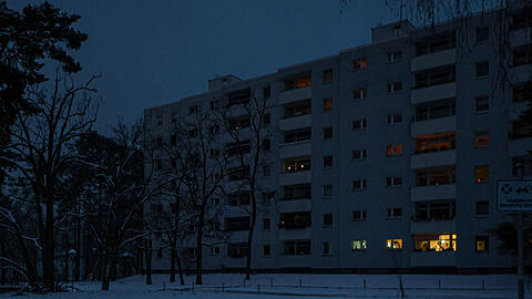 Stromausfall in Berlin Zehlendorf: Zehntausende Haushalte waren ab Samstagmorgen durch einen Sabotageakt ohne Strom, bei Minusgraden und Schneefall. Inzwischen funktionieren die Leitungen wieder.