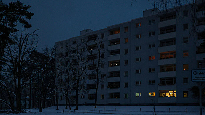 Stromausfall in Berlin Zehlendorf: Zehntausende Haushalte waren ab Samstagmorgen durch einen Sabotageakt ohne Strom, bei Minusgraden und Schneefall. Inzwischen funktionieren die Leitungen wieder.