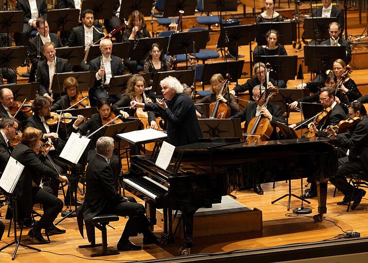 Das eigentliche Aha-Erlebnis war jedoch &bdquo;La mer&ldquo; von Claude Debussy. Rattle kennt diese drei symphonischen Meeresskizzen wie aus dem Effeff.