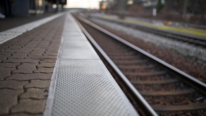 Die einfahrende S-Bahn konnte noch vor dem 67-Jährigen auf den Gleisen stoppen. (Symbolbild) Die einfahrende S-Bahn konnte noch vor dem 67-Jährigen auf den Gleisen stoppen. (Symbolbild)