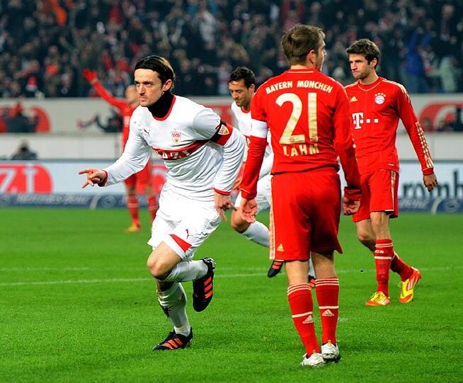 PHILIPP LAHM, NOTE 3:
Eine echte Herausforderung für ihn, dieser schnelle Harnik. Stand vor dem 1:0 für den VfB zu weit weg vom Vorlagengeber Harnik. Machte es wieder gut, als er vor Gomez`2:1 sehr klug in den Rücken der Abwehr passte.
