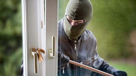 Im September 2021 ist ein 37-Jähriger durch ein Fenster in eine Wohnung eingebrochen - jetzt wurde er verurteilt. (Symbolbild)