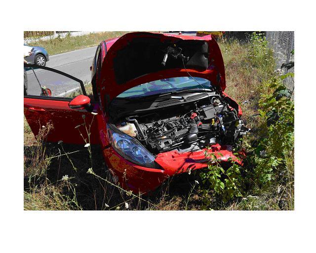 Nur noch Schrott: Bei einem Unfall in Ottobrunn wurden zwei Menschen verletzt